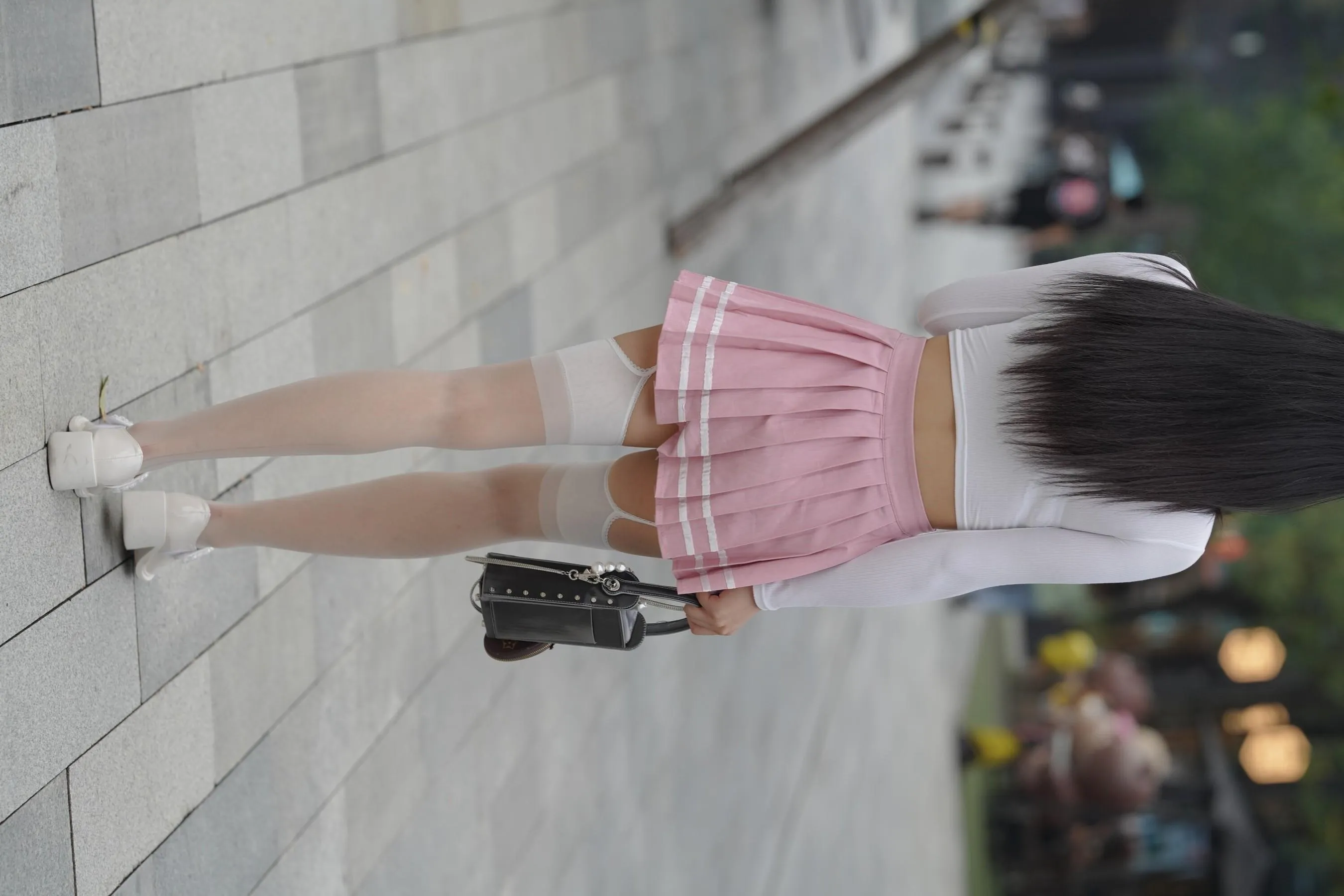 魔镜街拍 NO.161 街拍白丝吊带袜美女 [109P]插图